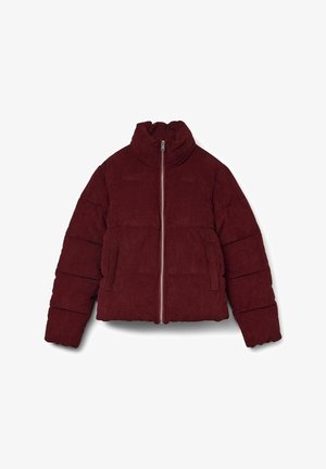 Burgunderfarbener Corduroy-Puffermantel mit hohem Kragen, Reißverschluss vorne und Seitentaschen; verfügt über ein gestepptes Design und eine weiche Textur.