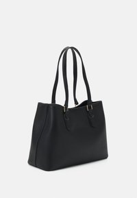 Sac fourre-tout en cuir noir avec une finition texturée, deux longues poignées et des accents en métal doré. Forme carrée avec des bords légèrement arrondis.