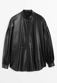 Blouse noire à manches longues en similicuir avec manches bouffantes froncées, boutonnage sur le devant et col étroit, présentée sur un fond blanc.