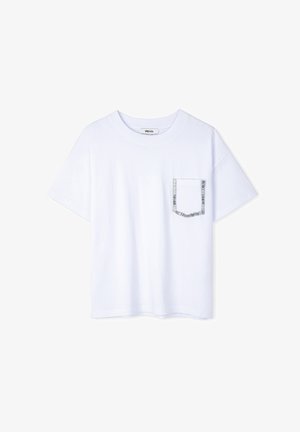 Camiseta de algodón blanca con escote redondo y mangas cortas. Presenta un bolsillo con un acento plateado texturizado a lo largo del borde.