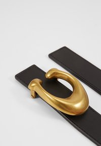 COACH SCULPTED REVERSIBLE BELT - Ζώνη - black/saddle