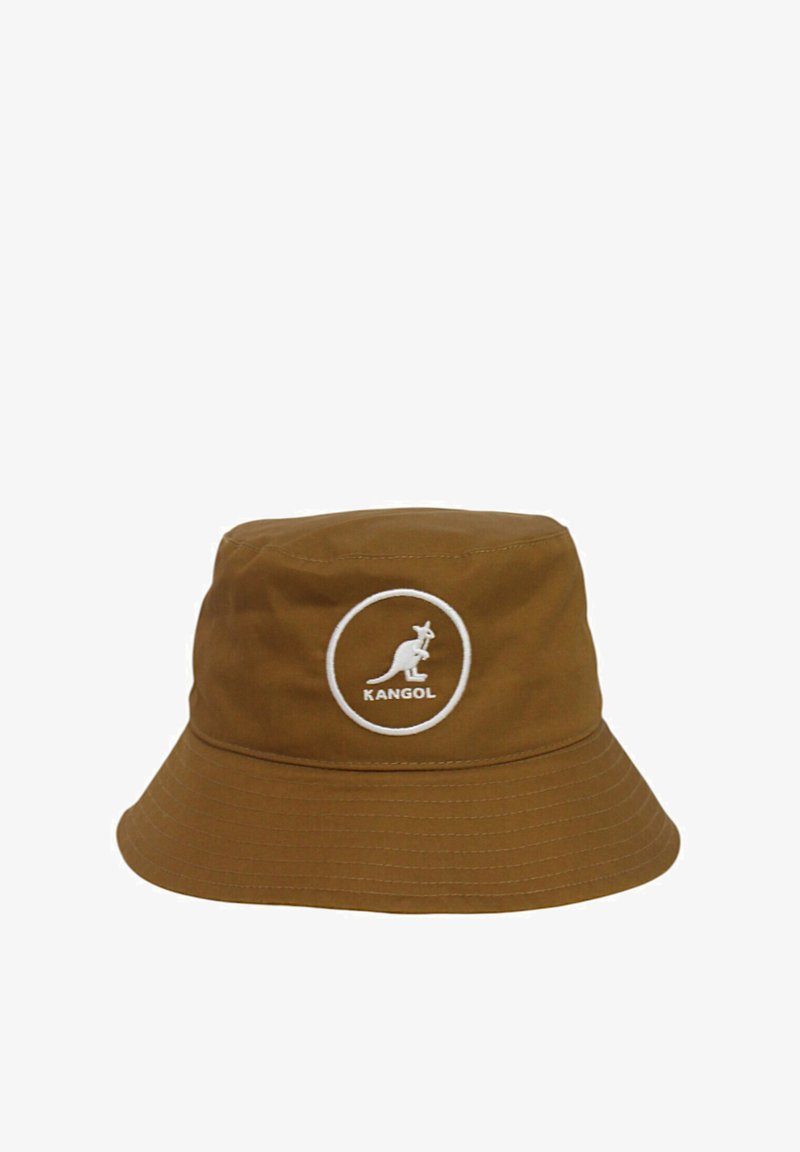 Cappello a secchiello marrone realizzato in tessuto liscio, con un logo circolare bianco di un canguro e il testo "KANGOL" sottostante. Bolla larga e piatta.