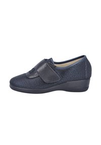 Zapato de malla negra con una parte superior de sintético texturizado, correa elástica de velcro y una suela de cuña ligera, diseñado para la comodidad y la transpirabilidad.