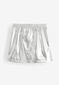 Metallisch silberner Rock mit elastischem Bund. Verfügt über eine glatte Textur und ein plissiertes Design. Kurze Länge mit sichtbaren Nähten.