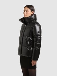 Sort dunjakke med høj krave, blank finish og quiltet design. Har lynlåslommer og et logo på ærmet.