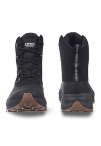 Botas negras impermeables con un empeine texturizado, que presentan un diseño de cordones y una suela de goma con un patrón de relieve para mayor agarre.