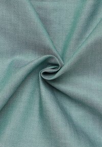 Textuurstof in teal kleur met een subtiel geometrisch patroon. Het materiaal heeft een lichte glans en is strak geweven, met een glad oppervlak.