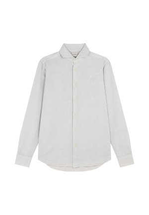 Camisa de manga larga gris claro con botones, cuello y logo sutil en el pecho izquierdo, mostrada extendida con los botones abrochados.