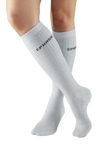 Kniestrümpfe aus weißem, geripptem Material mit einem schwarzen "CPHMGH"-Logo an der Seite. Weicher Stoff mit enger Passform.