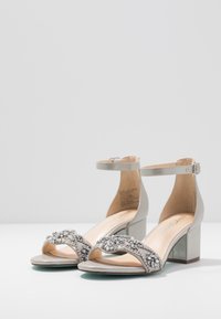 Blue by Betsey Johnson Sandálias - silver