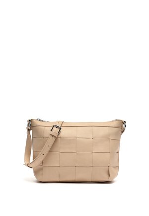 Béžová kožená kabelka cez rameno s tkaným štvorcovým vzorom, nastaviteľným popruhom so sponou a horným uzáverom na zips.