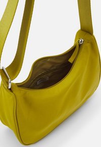 Weekday ZARI BAG - Mala de mão - yellow dark