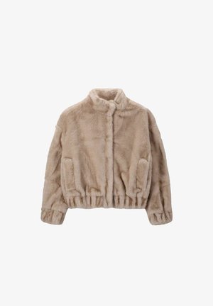 Beige nepbontjas met een staande kraag, elastische manchet en een tailleband. Beschikt over twee zijzakken en een zachte, gestructureerde oppervlakte.