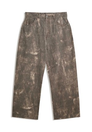 Bruine denim broek met een vervaagd, verouderd patroon. Comfortabele pasvorm, voorzien van vijf zakken en een frontale knoopsluiting.