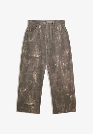 Hnědé džínové kalhoty se vybledlým, opotřebovaným vzorem. Volný střih, se pěti kapsami a předním zapínáním na knoflík.