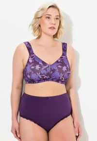 Paarse beha met bloemenpatroon, brede banden en een V-hals ontwerp, gecombineerd met bijpassende paarse hoge taille slipjes met kantafwerking.