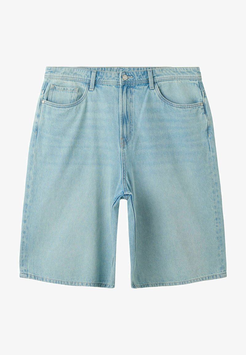 Short en jean denim bleu clair avec bouton et fermeture éclair à l'avant, passants pour ceinture, poches avant et poche monnaie, étalé à plat sur fond blanc.