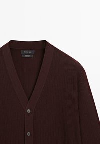 Cardigan in cotone a coste marrone scuro con scollo a V e due bottoni neri di Massimo Dutti, esposto su uno sfondo bianco.