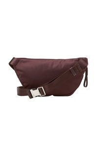 Borsa a tracolla in nylon marrone con una texture liscia, design inclinato, tracolla regolabile, accessori in tonalità argento e chiusura a zip.