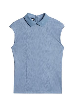 T-shirt à manches courtes en bleu clair, présentant un motif de vagues texturé, un col uni et une fermeture éclair dans le dos. Tissu doux avec une coupe ajustée.