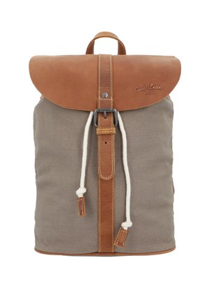 Zaino con corpo in tessuto grigio, patta e cinturino in pelle marrone chiusi da fibbia metallica, e due cordini bianchi che pendono dalla parte anteriore.