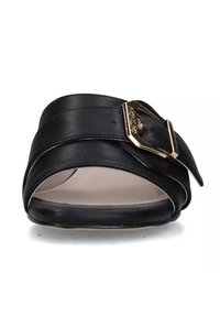 Sandal in pelle nera a scivolo con una fascia larga, caratterizzato da una fibbia rettangolare in tono oro e una soletta morbida beige. Texture liscia, design con punta aperta.