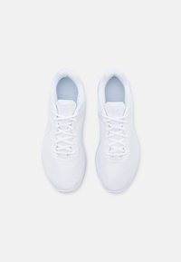 Pantofi sport albi, fabricați dintr-un material mesh respirabil, având șireturi plate, limbă căptușită și un superior texturat cu o talpă netedă.