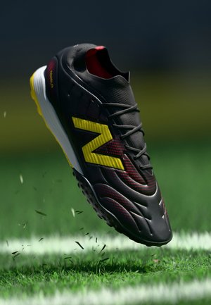 Műfüves pályára készült futballcipő - black 100/punch yellow/fire cracker