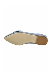 Scarpa flat in suede azzurro chiaro con punta affusolata, suola in gomma testurizzata e dettagli di cucitura discreti lungo il bordo superiore.