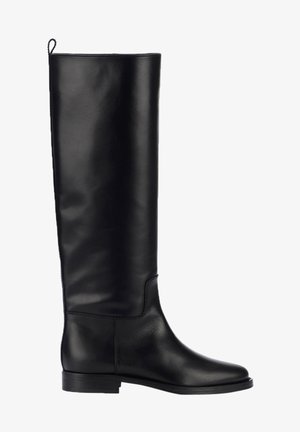 Bottes noires en cuir hautes avec une texture lisse, bout arrondi, talon bloc bas et des détails de couture subtils sur les côtés.