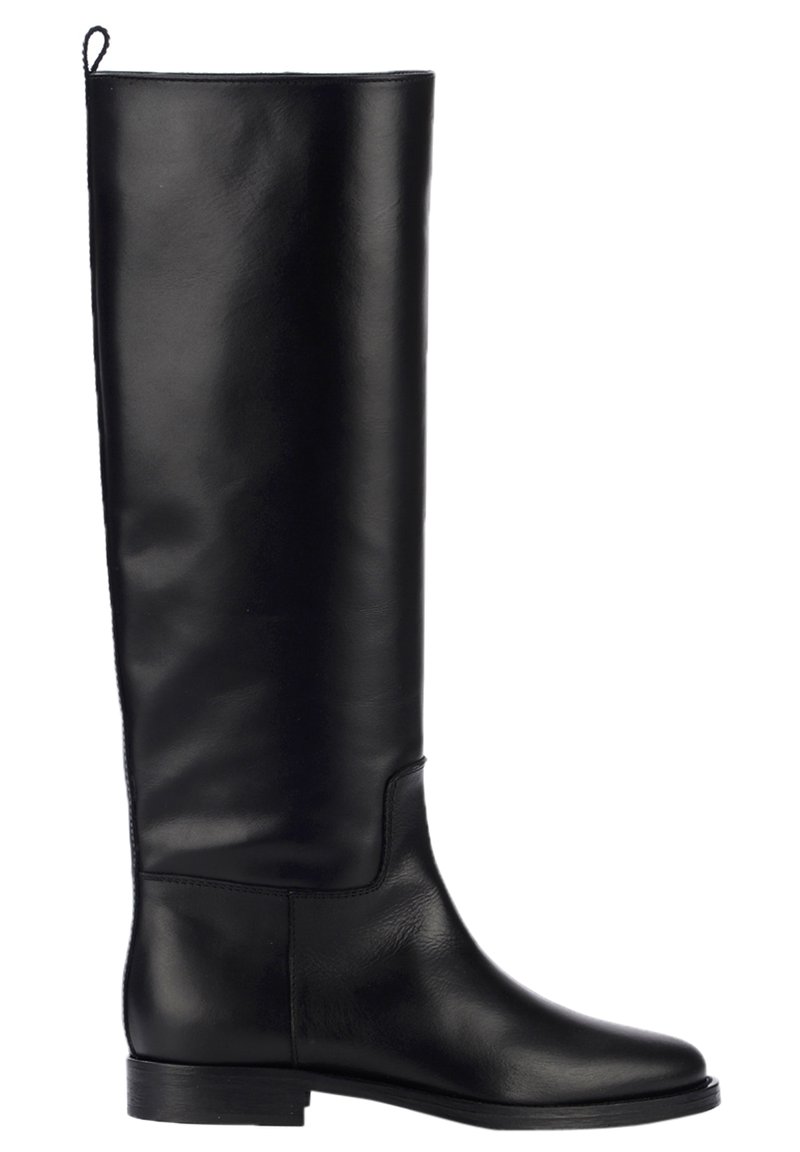 Stivali alti in pelle nera con una superficie liscia, punta tonda, tacco a blocco basso e dettagli di cucitura discreti lungo i lati.