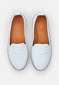 Fehér bőr slip-on cipők szövött mintával, kerek orral és kontrasztos barna varrással. Simogatós belső bélés és rugalmas talp.