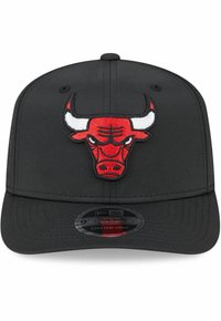 Gorra de béisbol negra con un logo bordado de un toro rojo con acentos blancos. El diseño incluye una visera curva y un cierre ajustable con snapback.