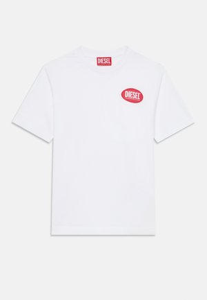 T-shirt blanc à manches courtes en coton, avec un logo ovale rouge "DIESEL" sur la poitrine. Design classique à col ras du cou.