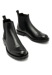 Czarne skórzane botki typu chelsea z elastycznymi bokami, okrągłym noskiem i teksturowaną gumową podeszwą; wyposażone w pętle ułatwiające zakładanie.