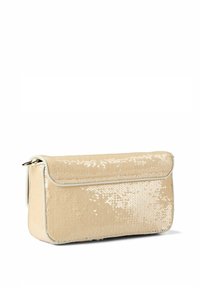 Pochette beige con paillettes, superficie strutturata, patta pieghevole e rifinitura bianca. Presenta bordi arrotondati e una brillantezza sottile.