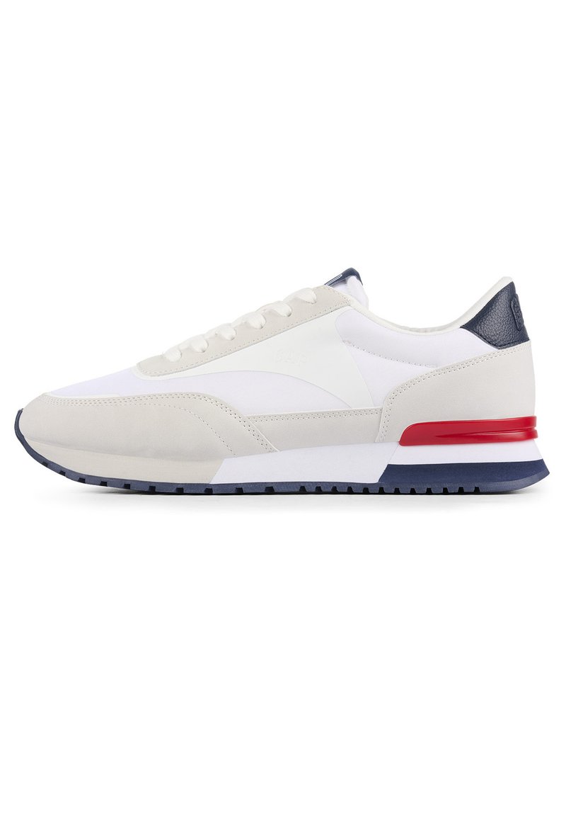 Weiße und beige Sneaker mit einem strukturierten Obermaterial, navyfarbenen Akzenten, rotem Fersenbereich und einer geriffelten Sohle. Sie verfügen über ein Schnürdesign.