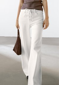 Massimo Dutti FLARED HIGH-WAIST - Široké džíny - white