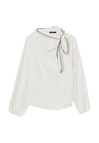 Blusa bianca a maniche lunghe realizzata in un tessuto morbido, con scollatura avvolgente dotata di un dettaglio con fiocco nero e maniche arricciate. Texture liscia.
