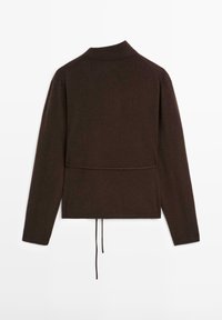 Maglione corto marrone con maniche lunghe, texture morbida e un cordoncino sull'orlo. Design minimalista con colletto alto.