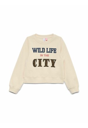 Kortärmad krämfärgad sweatshirt med texten "WILD LIFE IN THE CITY". Mörkblå och röda bokstäver med djurmönstrade inslag på "CITY."