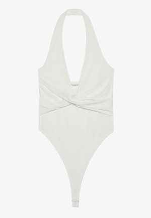 Baltos halter stiliaus bodysuit'as su giliu V formos dekoltė ir suktuko priekyje dizainu. Pagamintas iš lygaus, tampraus audinio, turi trumpus šonus.