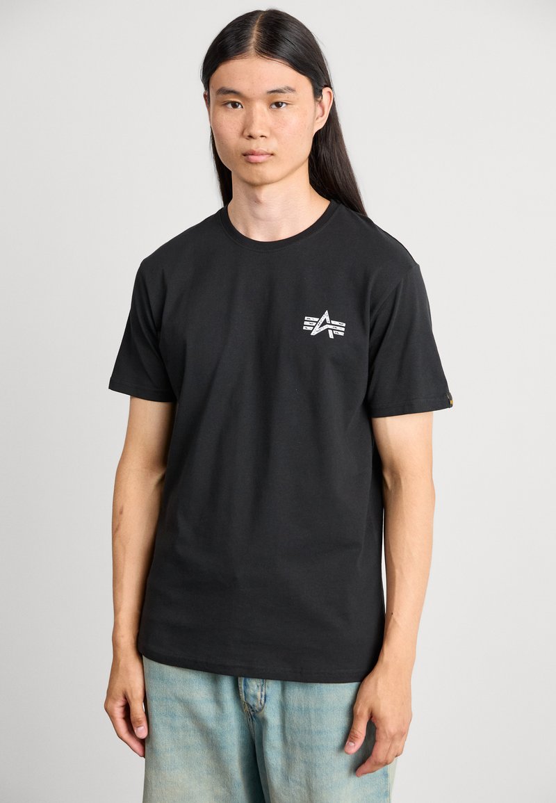 Schwarzes Baumwoll-T-Shirt mit kleinem weißem Logo auf der Brust. Klassisches Rundhalsdesign mit kurzen Ärmeln, lockerer Passform und glatter Textur.