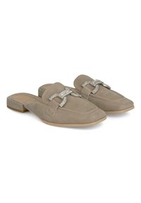 Mule in suede color taupe chiaro con tacco basso, dotato di una fascia decorativa con fibbia di cristallo sulla parte anteriore e design a punta.