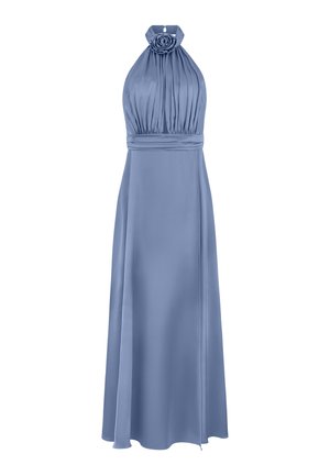 Vestido largo hasta el suelo, sin mangas, de satén azul claro, con cuello halter y detalle floral en el cuello, cintura entallada y falda fluida.
