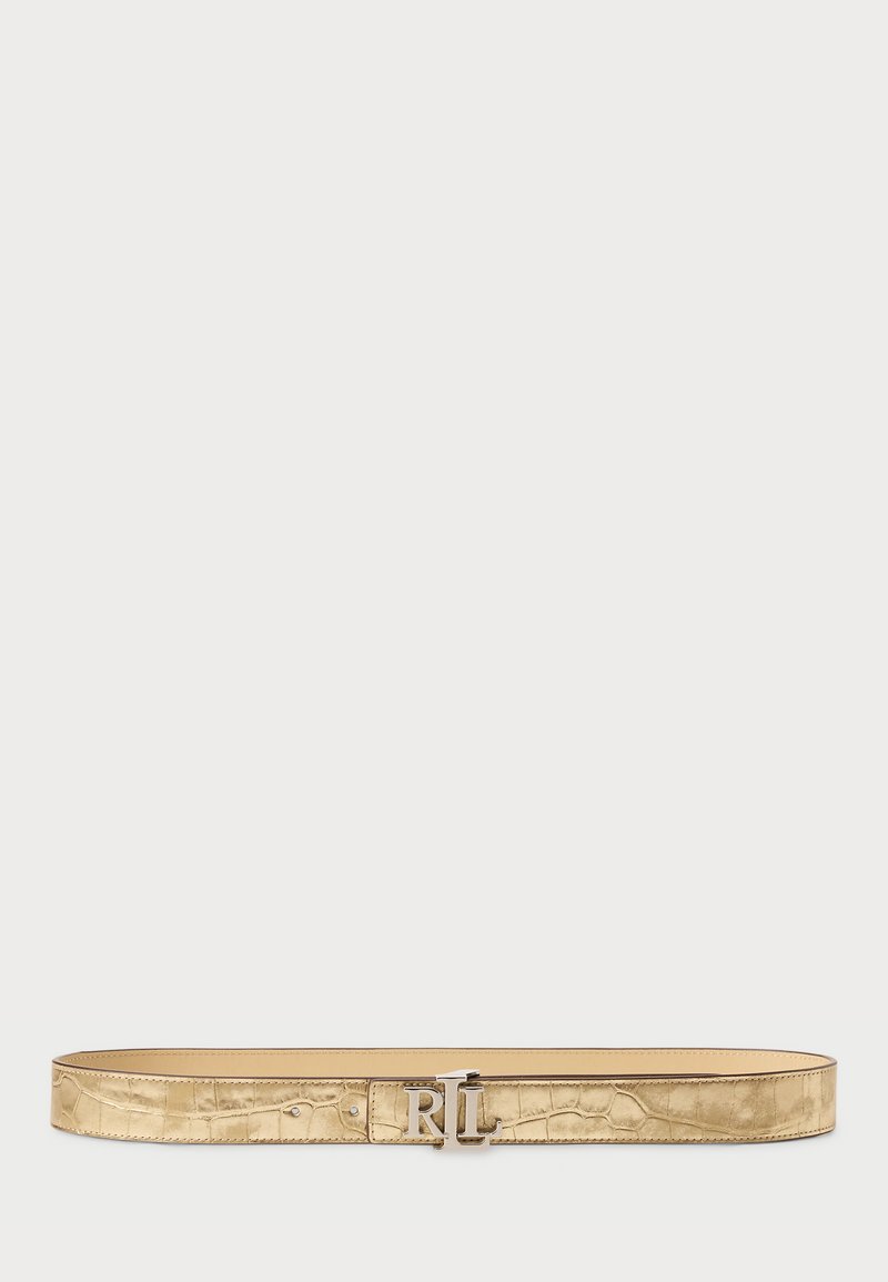 Zlatý kožený opasok s krokodílou textúrou, zdobený striebornou kovovou prackou s vyrazeným znakom "RL". Dizajn je elegantný a minimalistický.