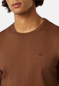 Scotch & Soda SEASONAL CORE REGULAR FIT LOGO - T-Shirt basic - braun
