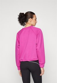 DKNY VARSITY PLACED PUFF LOGO PULLOVER WITH BUNGEE - Melegítőfelső - orchid glow