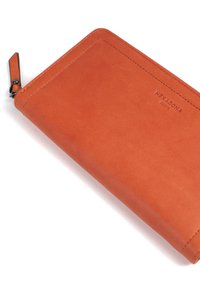 Leren portemonnee in opvallend oranje, met een gladde textuur, subtiele stiksel details en een ritssluiting met een metalen accent.