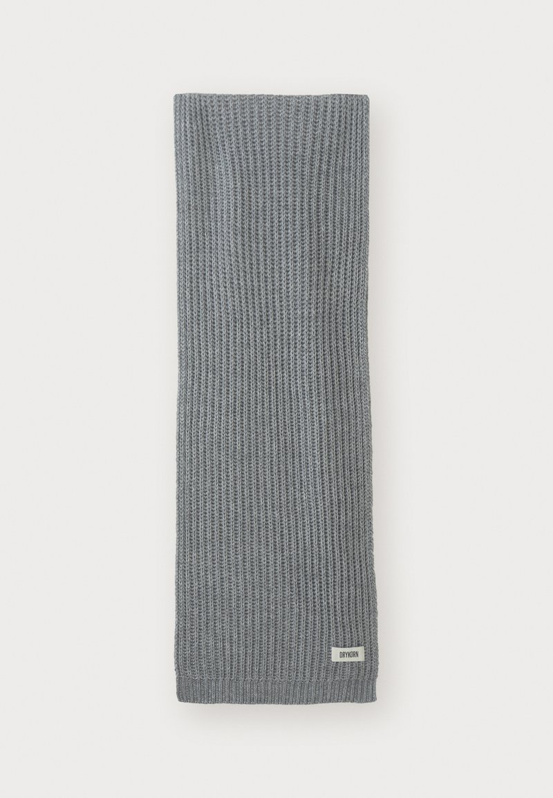 Écharpe en tricot grise avec une texture côtelée et une petite étiquette en tissu portant la mention "DRYARN" en bas. Forme longue et rectangulaire.